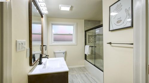 557 63 St, Oakland CA 94609-1244 exterior