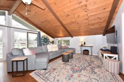419 Susan Ln, Thiensville, WI 53092-1450