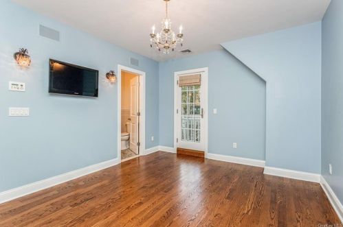 215 Locust Rd, Pleasantville NY  10570-3723 exterior