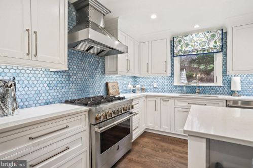 810 Hickory Vale Ln, Great Falls VA  22066-2810 exterior