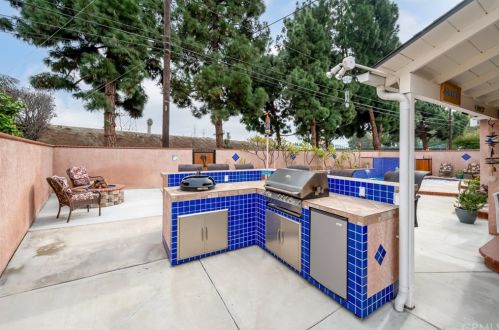 832 Stevely Ave, Long Beach CA 90808-4438 exterior