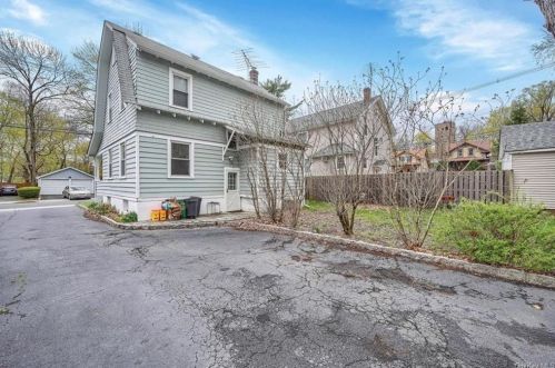 2 Riverside Dr, Airmont NY  10901-5703 exterior