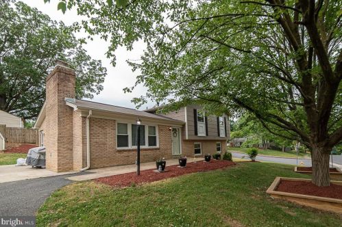 18907 White Oak Dr, Triangle, VA 22172-2135