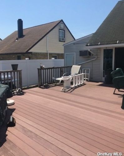 952 Washington Ave, Westbury NY  11590-6038 exterior