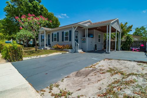 5801 Garden Ave, West Palm Beach, FL 33405-3705