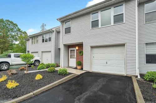 93 Deer Ct Dr, Middletown, NY 10940-6862