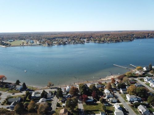 5 3rd Ave, Waterford, CT 06385-1819