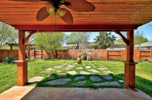 496 Hometown Pkwy, Uhland, TX 78640-5713