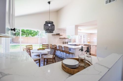 1527 Linda Sue Ln, Encinitas CA  92024-2424 exterior