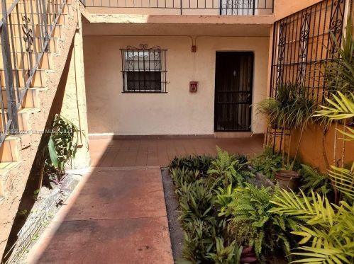 1305 46th St, Hialeah, FL 33012-3284