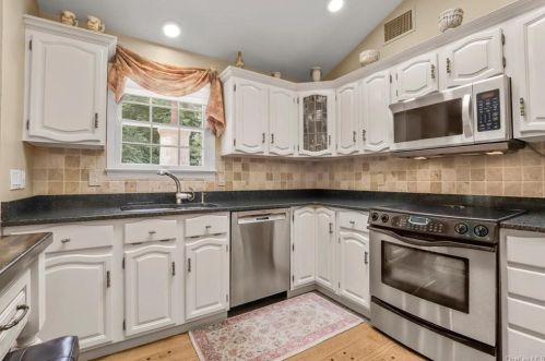 471 Bonnie Ct, Yorktown Hgts NY  10598-2001 exterior