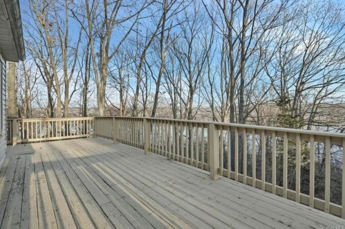 10 Kris Korner Dr, Marlborough NY  12542-5805 exterior
