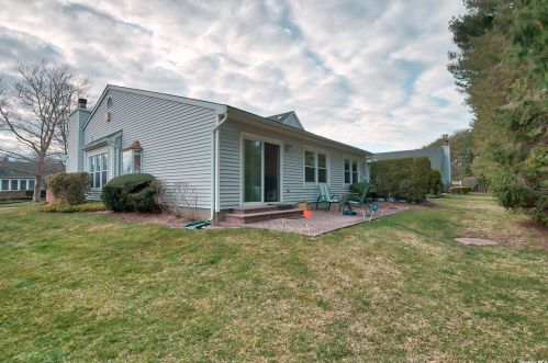 31 Chippendale Dr, Mount Sinai, NY 11766-2605
