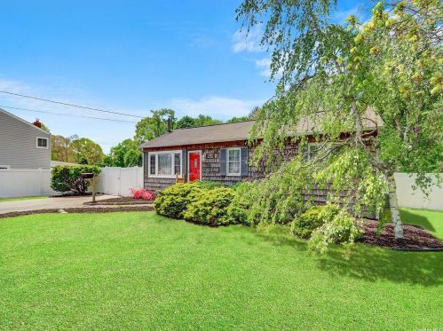 1075 Howells Rd, Bayshore, NY 11706-1932