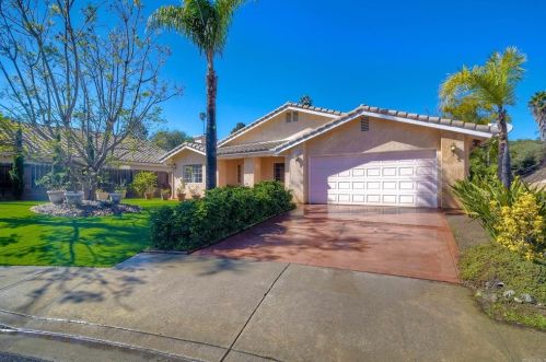 1162 Meadow Lake Dr, Vista, CA 92084-4630