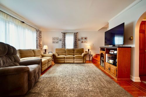 12 Clyde St, New Hyde Park NY  11040-2433 exterior