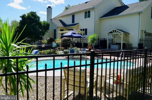 32 Sunrise Ct, Southampton PA 18966-1981 exterior