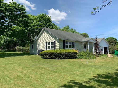 56 Lewis Rd, East Quogue, NY 11942-5005
