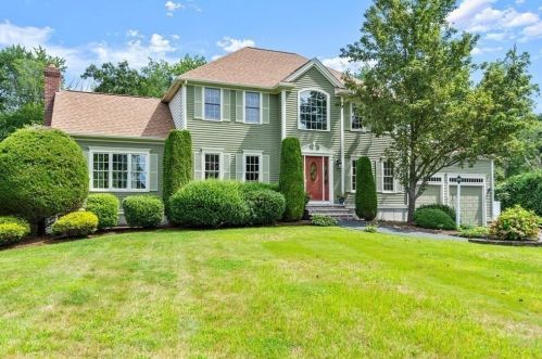 18 Fieldstone Cir, Whitman, MA 02382-1981