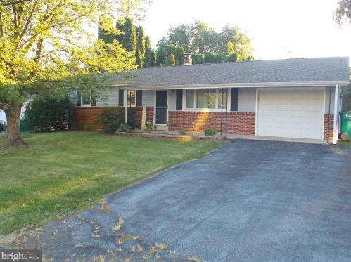657 Locust St, Hummelstown, PA 17036-8942