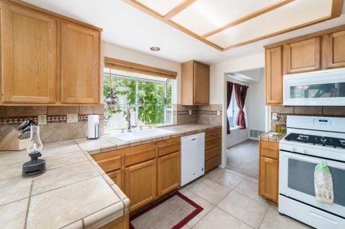 1408 Camara Ct, Vista CA  92081-5022 exterior