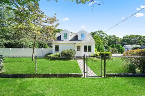 93 Coates Ave, Holbrook NY  11741-2432 exterior