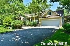 19 Glenwood Dr, Great Neck, NY 11021-1836