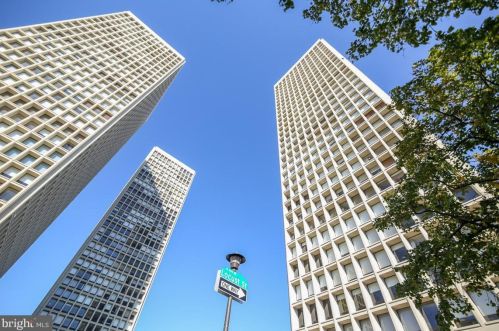 210 Locust St, Philadelphia PA  19106-3945 exterior