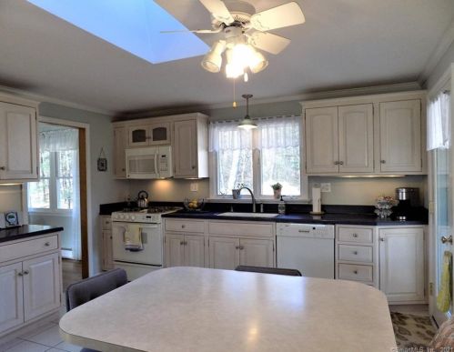 282 Hayden Sta Rd, Windsor CT 06095-1407 exterior