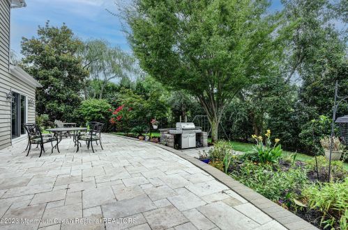 515 Seven Bridges Rd, Little Silver NJ  07739-1742 exterior