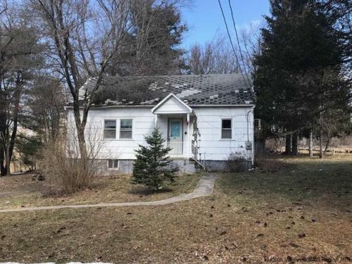 27 Amato Ln, Highland, NY 12528-2901