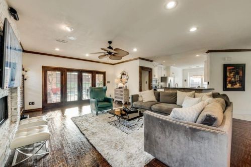 9427 Vis Cir, Irving TX  75063-5064 exterior