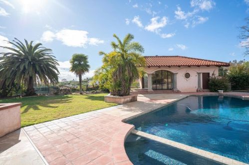 1129 Sugarbush Dr, Vista CA  92084-6605 exterior