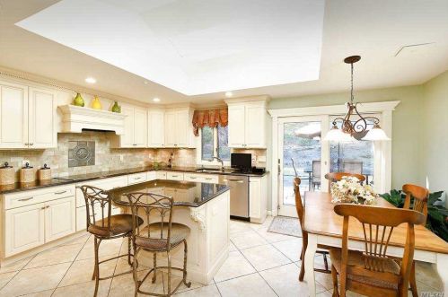 108 Stonehurst Ln, Huntington Station NY 11746-7930 exterior