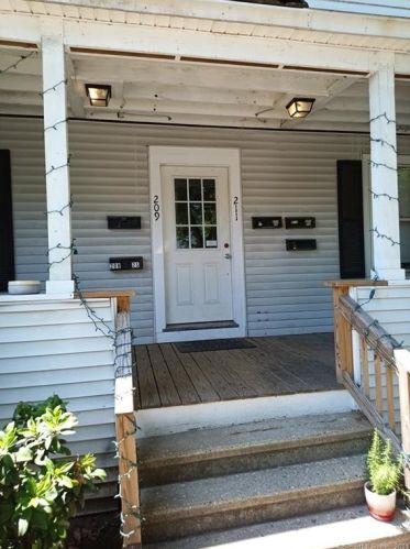209 Pearl St, Middletown, CT 06457-2711