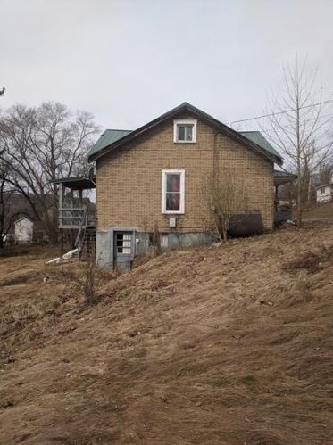 48 1st Ave, Saltsburg PA  15681-8157 exterior