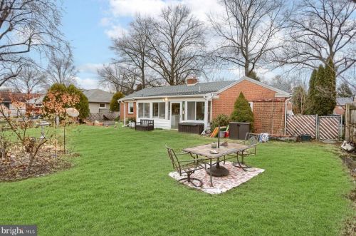 40 Center Dr, Camp Hill PA  17011-7608 exterior