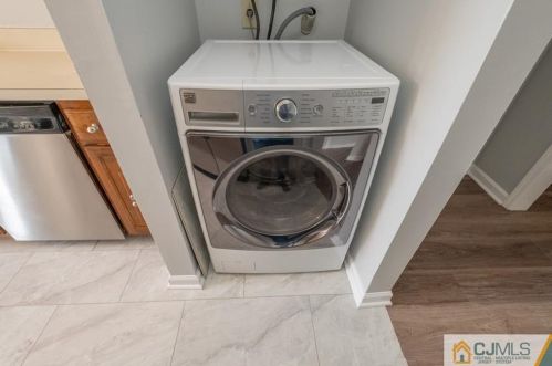 109 Sharon Garden Ct, Woodbridge NJ  07095-4308 exterior