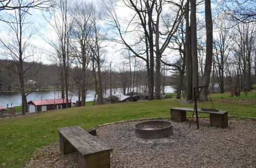 1046 Causeway Dr, Friedens, PA 15541-6032