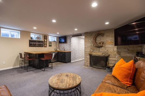 8605 Ravenswood Cir, Milwaukee WI 53226-4657 exterior