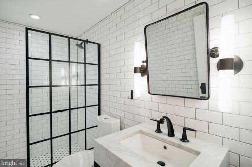 821 Fitzwater St, Philadelphia PA 19147-2836 exterior