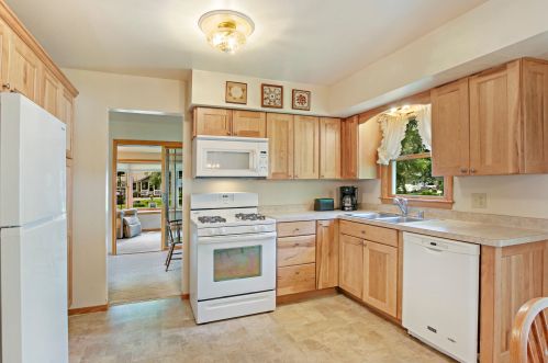 405 Randolph St, Walworth, WI 53184-9531