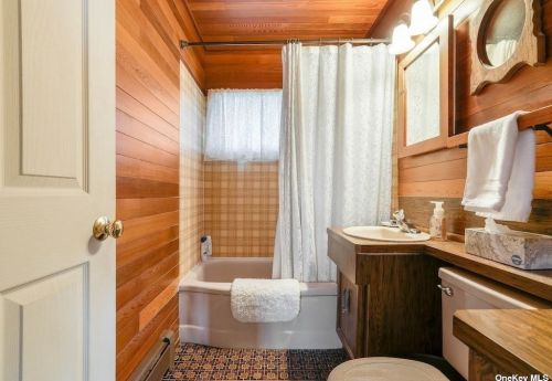 34 Flagstone Ln, Westbury NY  11590-6531 exterior