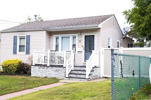11 24th St, Copiague, NY 11726-2901