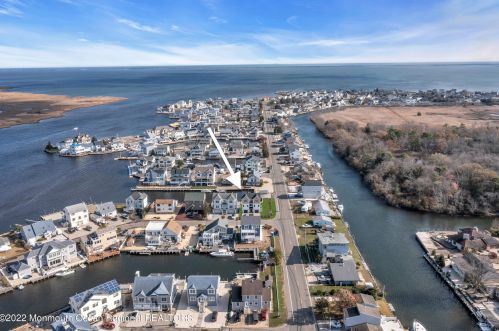 1217 Niihau Dr, Lacey NJ  08731-4702 exterior