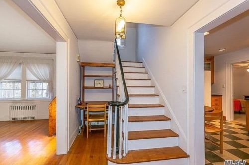 21 Nirvana Ave, Great Neck, NY 11023-1150