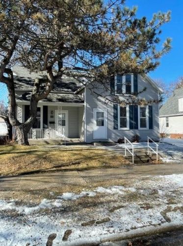 846 12th St, Manitowoc, WI 54220-3205