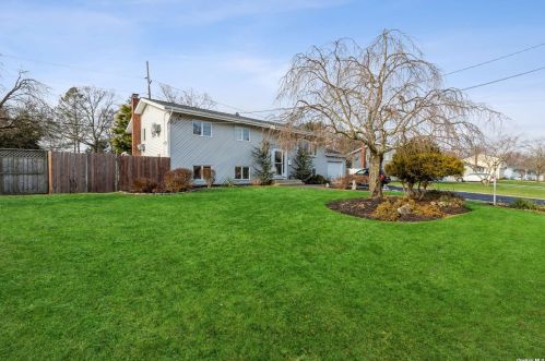 24 Ridge Rd, Wheatley Heights, NY 11798-1031