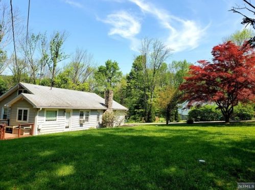 3 Willow Ln, West Milford Lakes NJ  07480-1334 exterior