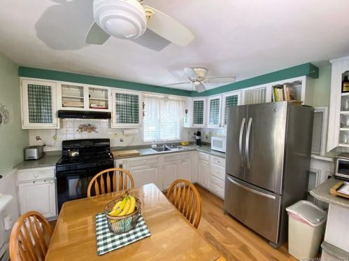 93 Flanders Rd, Niantic, CT 06357-1526